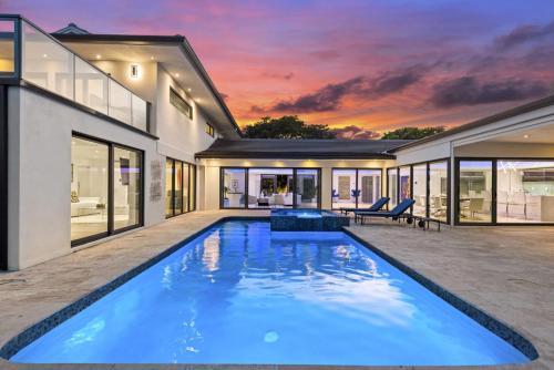 Modern 5-Bedroom Waterfront Villa with Private Pool, Dock, and Jacuzzi in Hollywood