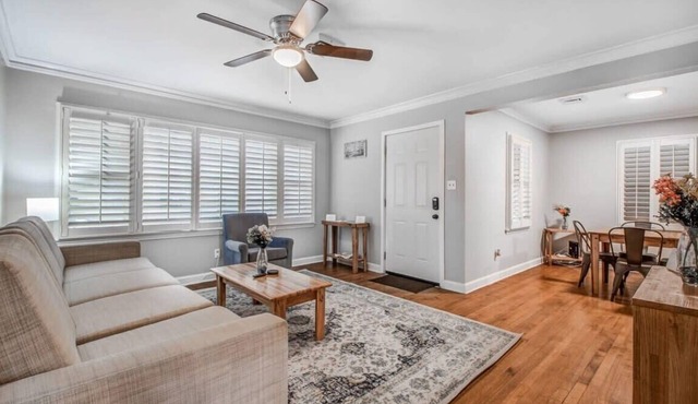 Modern Amenities, Near Downtown! Colonial Cottage