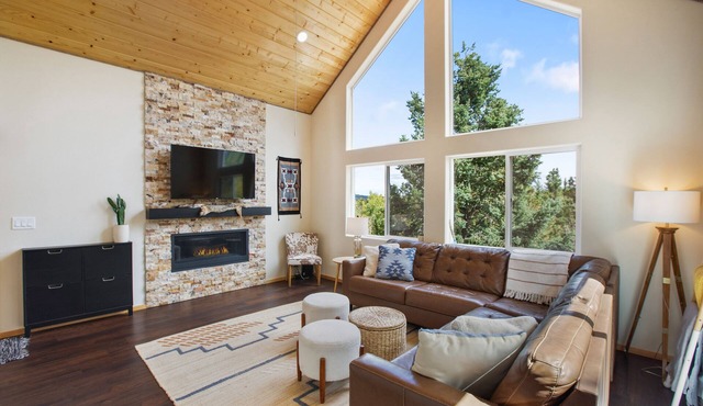 Modern Forrest Escape with Hot Tub & Scenic Views