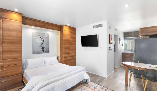 Modern Loft-Style Studio by DTPH – Poolside Access