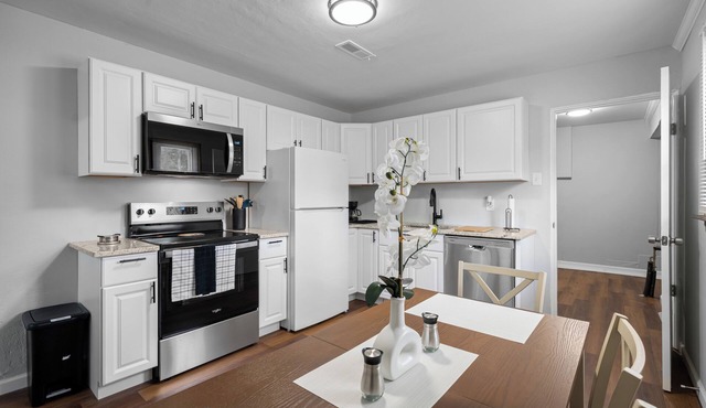 Modern Open-Concept Home Chef’s Kitchen 3 Bed in St Louis