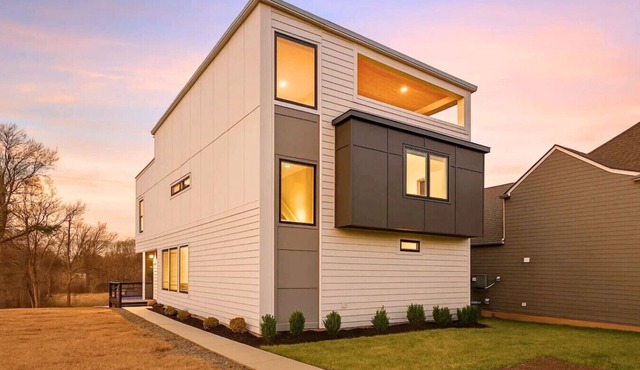 Modern Retreat | Rooftop Lounge | Germantown Gem