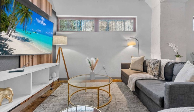 Modern River Market Loft Sleeps 6 Parking WiFi