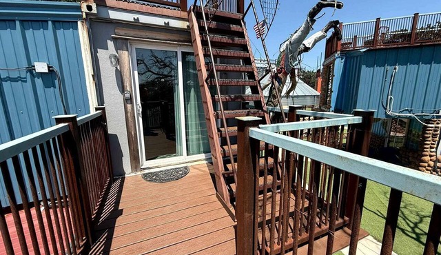 Modern Tiny House Stay with Private Rooftop Deck by Wichita Mountains Wildlife Refuge – Medicine Park, OK