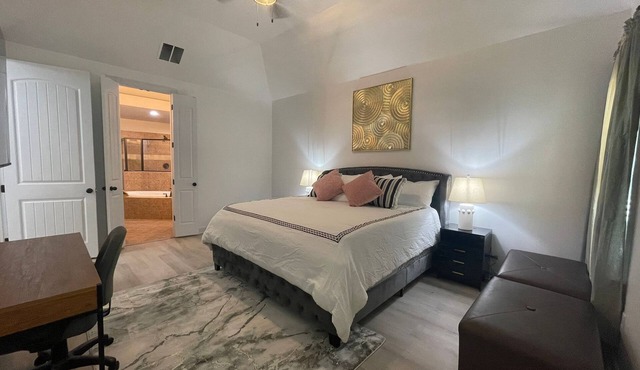 MONTHLY STAYS- Luxury 5 BR - Home with Lots of Space
