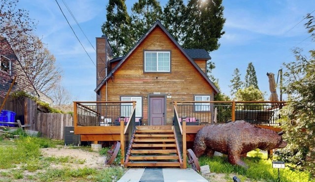 Mountain-view cabin with fireplace, outdoor dining, firepit & wraparound deck