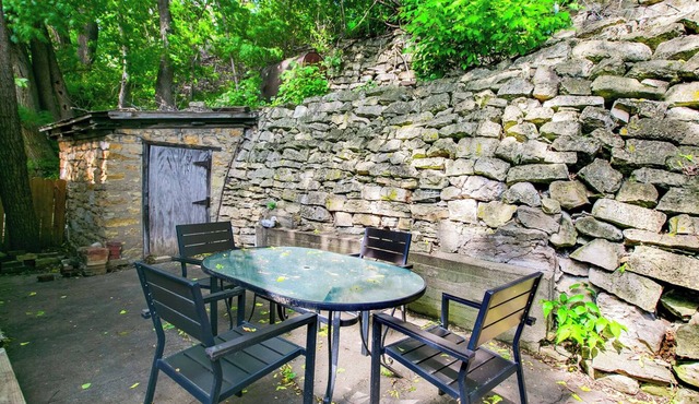 Mrs. Hippie Inn- Bluffside Suite near the Mississippi River in Alma, Wisconsin