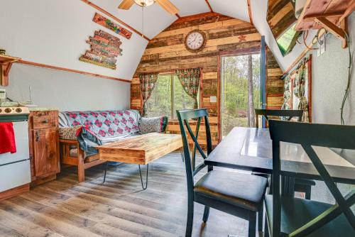Mtn-View Cabin w/Deck & Fire Pit in Des Arc!