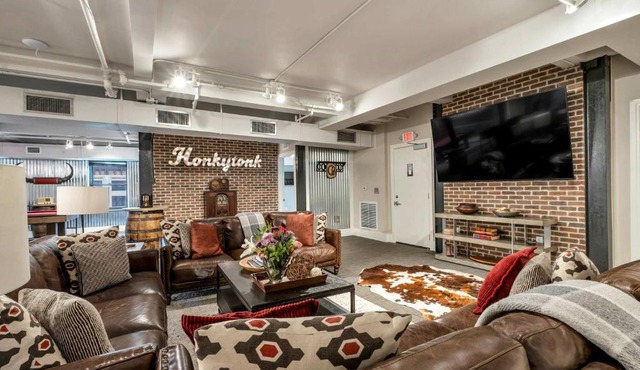 Nashville Honky Tonk Suite 6 BR by Maddox Hotel