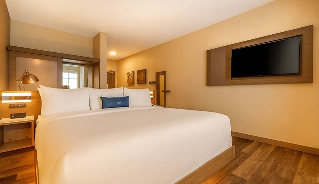 Nature Escape! Walk to the Beach! Spacious Unit, Pool
