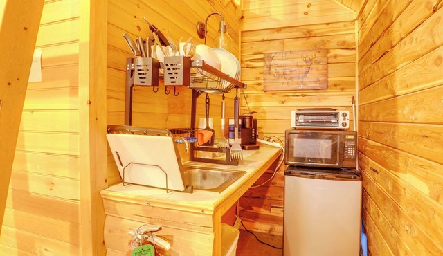 Near Trails! Ozark Mtn Hideaway w/Fire Pit, Grill