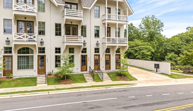New Luxurious & Elite! Steps to Auburn University & Downtown