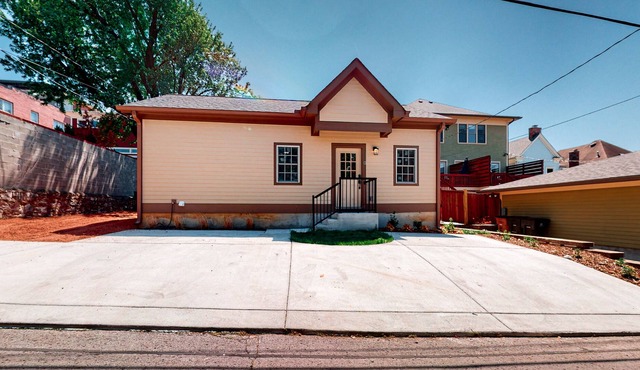 New, tiny home with full kitchen, washer/dryer - walking distance to attractions