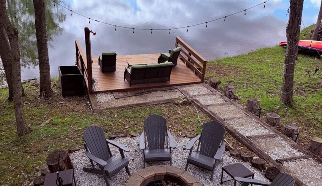 New to the market! 3-BR, 6 bds, beautiful Lakefront Chalet w/Fire Pit Innsbrook
