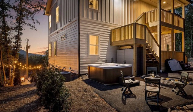 Newly Built Mountain-View Cabin with Hot Tub Near Lookout Mountain | Fairview, GA
