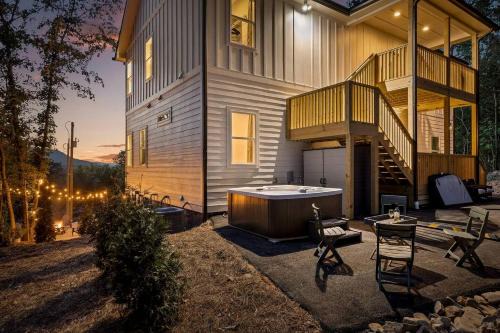 Newly Built Mountain-View Cabin with Hot Tub Near Lookout Mountain | Fairview, GA