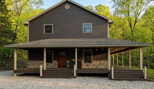 Newly Remodeled 3BR Riverfront Apartment w/WiFi & Private Access