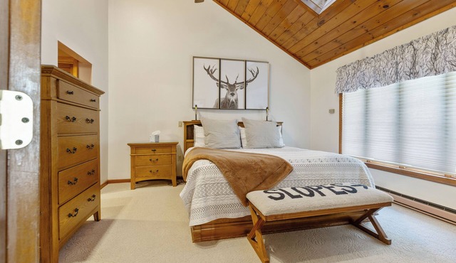 North Conway Getaway! Stonehurst Village Condo - 2,500 Sq. Ft