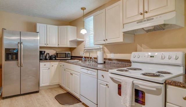 ONLY 3 miles from Broadway! - Greenwood Gem