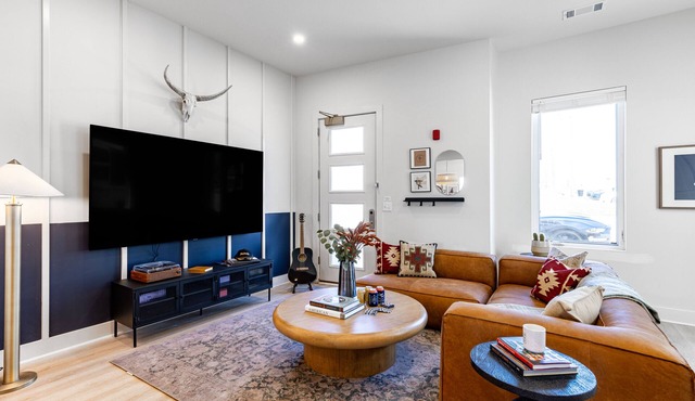 Outrider 104 by AvantStay | Close to Downtown & Broadway | Private Balcony