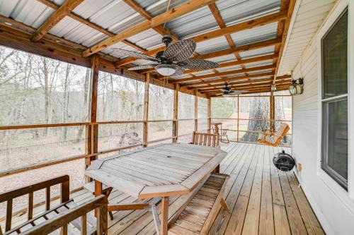 Peaceful Cottage w/Yard: 2 Mi to Kentucky Lake!