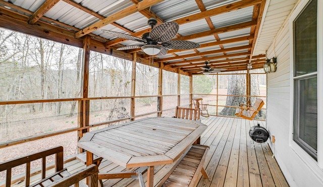 Peaceful Cottage w/Yard: 2 Mi to Kentucky Lake!