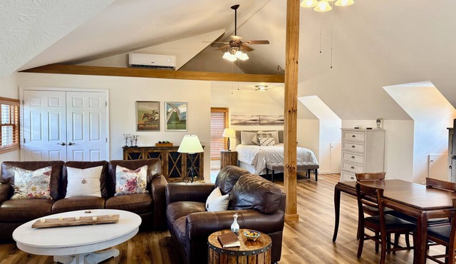 Perfect for Two! The Loft at Oak Hill, Fairview 30min from Nashville or Franklin