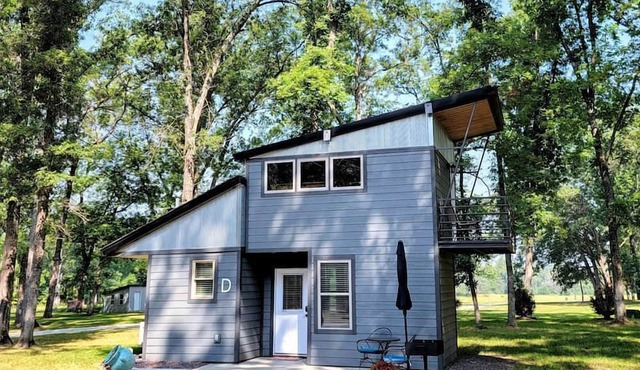 Perfect Glamping Getaway for a Relaxing Vacation with Your Loved One: Pretty Tiny House in Owensville, Missouri