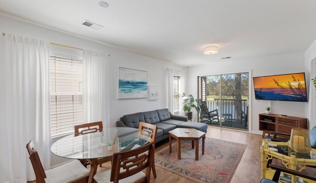 Perfect Year-Round! 2nd floor golf course condo, pool & hot tub, close to beach