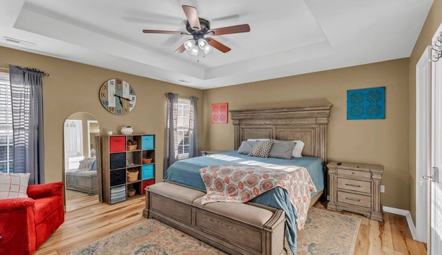 Pet-Friendly 3BR Near Kansas City, Fenced Yard, King Suite