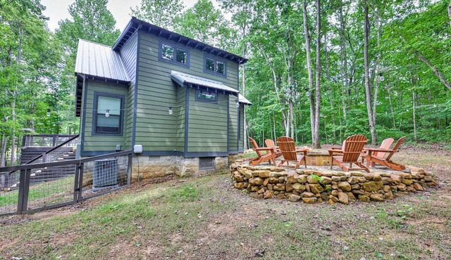 Pet-Friendly Cabin with Private Deck and BBQ in Tennessee