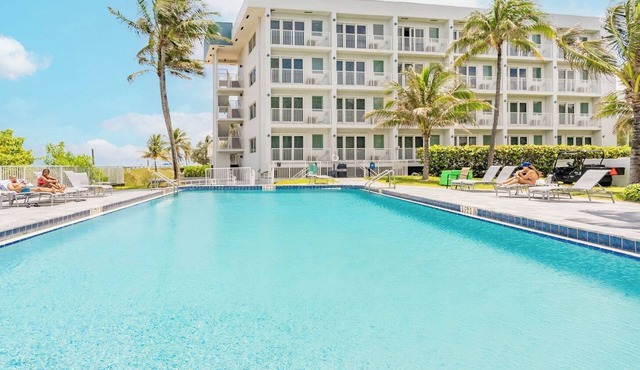 Pompano Beach | Relaxed Pool Retreat | Pool + Beach