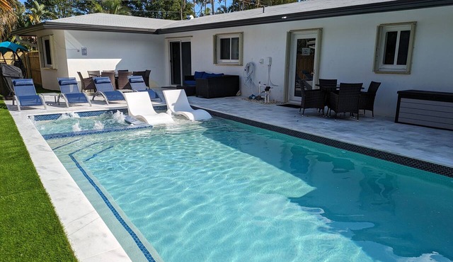 Posh Paradise! Shared Heated Pool, Hot Spa! Minutes to Beach!