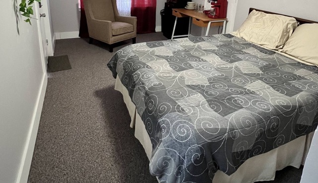 Private Bedroom Less Than A Mile from Highway