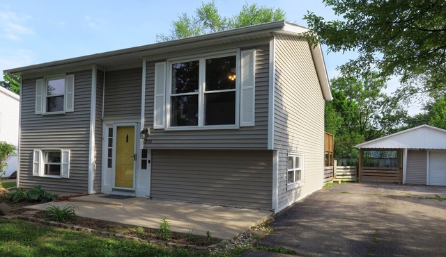 Private & Homey 3Bed/2Bath - Deck, Yard, Parking - 2 Levels - Quiet Neighborhood