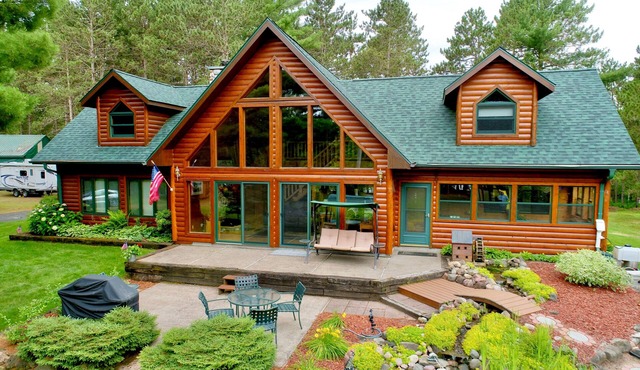 Private Lake Resort: large yard, sandy beach, pontoon, fire pit, home theater