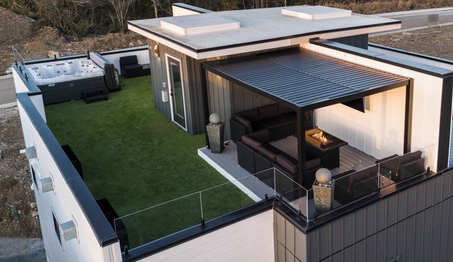 Private Luxury Home w Rooftop Hot Tub & Cabana at The New Cumberland Resort
