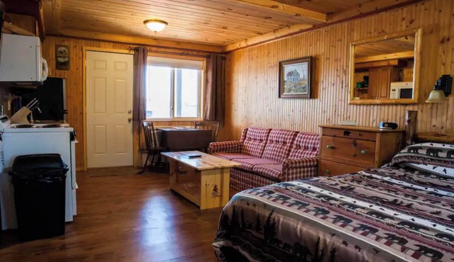 Quiet stay on the lake in Room 4 - The Homestead - Curriers Lakeview Lodge