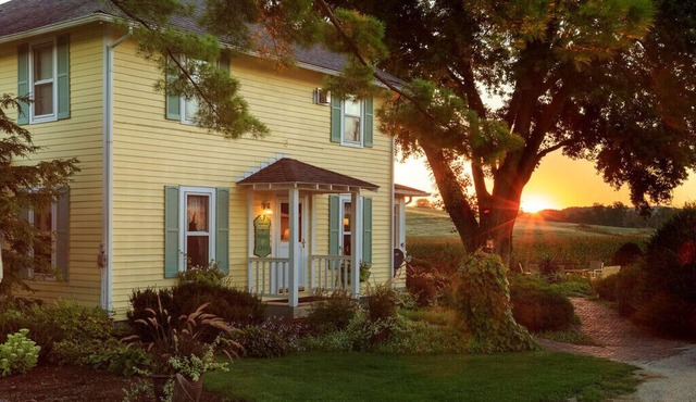 Relax near Elroy-Sparta State Bike Trail 12 min Sparta 1-Bed Vacation Home