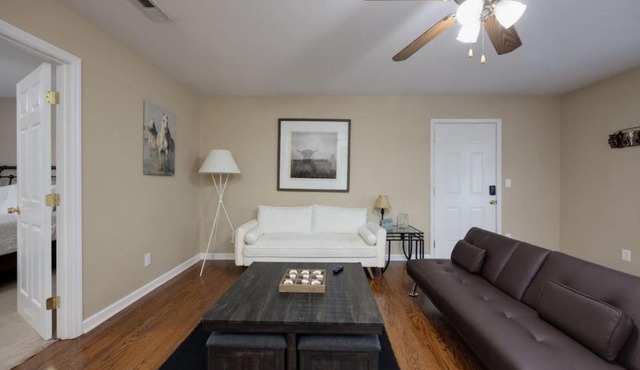 Relaxing 3BR Retreat 15 Minutes to Broadway