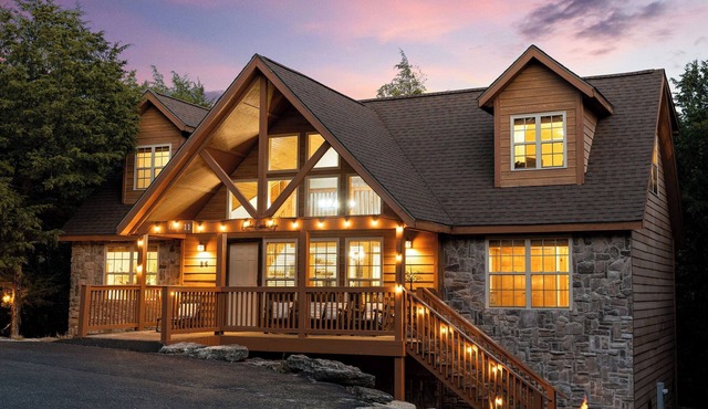 Relaxing Getaway with Private Hot Tub, 4 King Suites, Pools and Golf