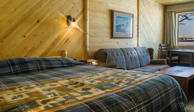 Relaxing stay on the lake in Room 5 - The Swans - Curriers Lakeview Lodge