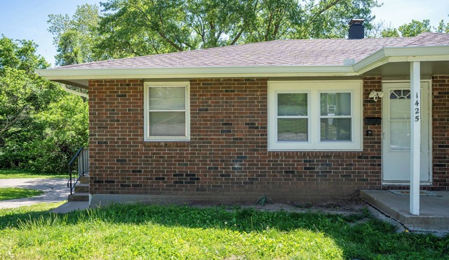 Remodeled Entire Home With Garage & King/Queen Bed In Convenient Location