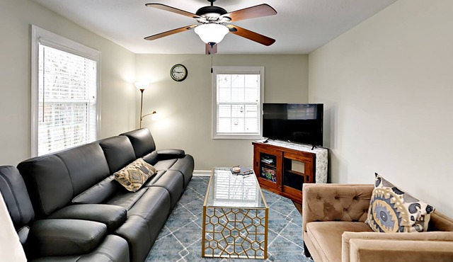 Renovated 2-bedroom house with Yard in Safe and Quiet Nashville area