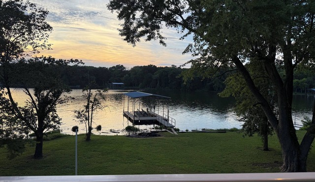 Rhythm & Reels Retreat - Lake Front Getaway: 30 min. from Nashville