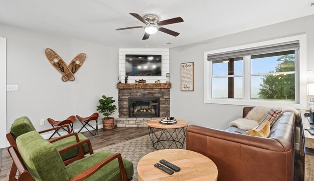 River Bluff Retreat-Hot tub & game room