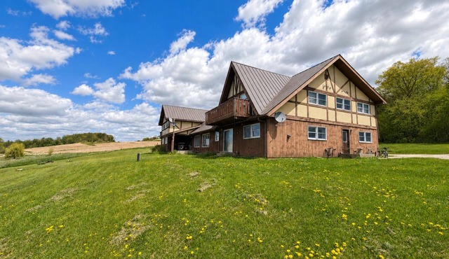 River Valley Chateaux - Large 6 Bdrm Retreat