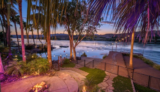 Riverfront Beach Resort 5BDR+Casita & Bar on River