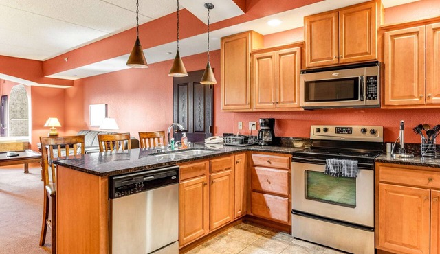 Riverside Golf Resort Condo with Full Kitchen
