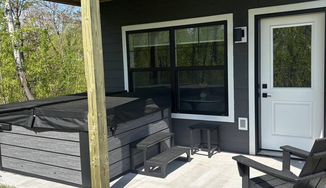 RiverWest Vista - Hot Tub, Sauna, Dog Friendly, Riverfront